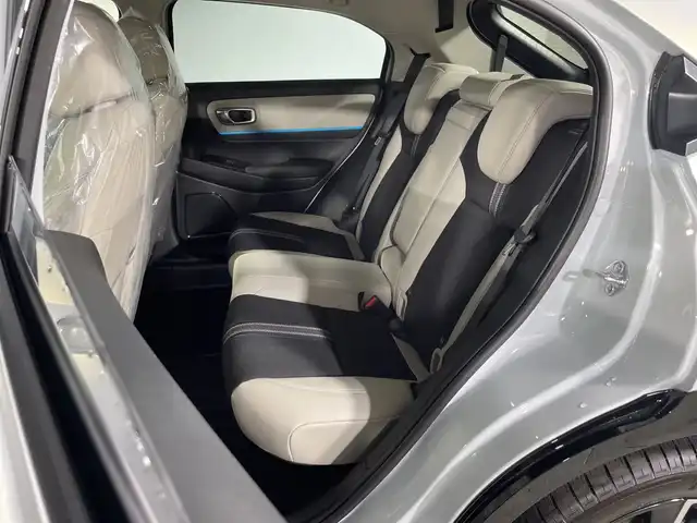 ホンダ ヴェゼル ハイブリッド e:HEV Z PLaYパッケージ 神奈川県 2025(令7)年 0.1千km パールⅡ 登録済未使用車/ホンダセンシング/純正ディスプレイオーディオ/・BT/フルセグTV/AppleCarPlay/AndroidAuto/USB/AM/FM/バックカメラ/電動リアゲート/Qi充電/ハーフレザーシート/シートヒーター(D/N)/革巻きステアリング/ステアリングスイッチ/ステアリングヒーター/Autoライト/パドルシフト/ダウンヒルアシストコントロール/電動パーキングブレーキ/オートホールド/ビルトインETC2.0/クリアランスソナー/LEDヘッドライト/LEDフォグランプ/スマートキー/プッシュスタートボタン/シートリフター/電動格納ミラー/ウィンカーミラー/純正18インチアルミホイール