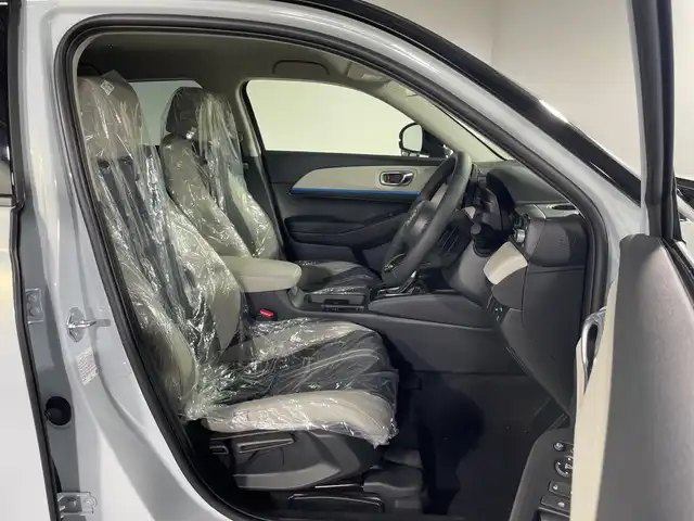 ホンダ ヴェゼル ハイブリッド e:HEV Z PLaYパッケージ 神奈川県 2025(令7)年 0.1千km パールⅡ 登録済未使用車/ホンダセンシング/純正ディスプレイオーディオ/・BT/フルセグTV/AppleCarPlay/AndroidAuto/USB/AM/FM/バックカメラ/電動リアゲート/Qi充電/ハーフレザーシート/シートヒーター(D/N)/革巻きステアリング/ステアリングスイッチ/ステアリングヒーター/Autoライト/パドルシフト/ダウンヒルアシストコントロール/電動パーキングブレーキ/オートホールド/ビルトインETC2.0/クリアランスソナー/LEDヘッドライト/LEDフォグランプ/スマートキー/プッシュスタートボタン/シートリフター/電動格納ミラー/ウィンカーミラー/純正18インチアルミホイール