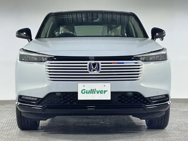 ホンダ ヴェゼル ハイブリッド e:HEV Z PLaYパッケージ 神奈川県 2025(令7)年 0.1千km パールⅡ 登録済未使用車/ホンダセンシング/純正ディスプレイオーディオ/・BT/フルセグTV/AppleCarPlay/AndroidAuto/USB/AM/FM/バックカメラ/電動リアゲート/Qi充電/ハーフレザーシート/シートヒーター(D/N)/革巻きステアリング/ステアリングスイッチ/ステアリングヒーター/Autoライト/パドルシフト/ダウンヒルアシストコントロール/電動パーキングブレーキ/オートホールド/ビルトインETC2.0/クリアランスソナー/LEDヘッドライト/LEDフォグランプ/スマートキー/プッシュスタートボタン/シートリフター/電動格納ミラー/ウィンカーミラー/純正18インチアルミホイール