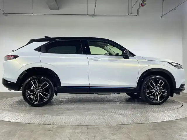 ホンダ ヴェゼル ハイブリッド e:HEV Z PLaYパッケージ 神奈川県 2025(令7)年 0.1千km パールⅡ 登録済未使用車/ホンダセンシング/純正ディスプレイオーディオ/・BT/フルセグTV/AppleCarPlay/AndroidAuto/USB/AM/FM/バックカメラ/電動リアゲート/Qi充電/ハーフレザーシート/シートヒーター(D/N)/革巻きステアリング/ステアリングスイッチ/ステアリングヒーター/Autoライト/パドルシフト/ダウンヒルアシストコントロール/電動パーキングブレーキ/オートホールド/ビルトインETC2.0/クリアランスソナー/LEDヘッドライト/LEDフォグランプ/スマートキー/プッシュスタートボタン/シートリフター/電動格納ミラー/ウィンカーミラー/純正18インチアルミホイール