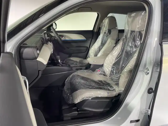 ホンダ ヴェゼル ハイブリッド e:HEV Z PLaYパッケージ 神奈川県 2025(令7)年 0.1千km パールⅡ 登録済未使用車/ホンダセンシング/純正ディスプレイオーディオ/・BT/フルセグTV/AppleCarPlay/AndroidAuto/USB/AM/FM/バックカメラ/電動リアゲート/Qi充電/ハーフレザーシート/シートヒーター(D/N)/革巻きステアリング/ステアリングスイッチ/ステアリングヒーター/Autoライト/パドルシフト/ダウンヒルアシストコントロール/電動パーキングブレーキ/オートホールド/ビルトインETC2.0/クリアランスソナー/LEDヘッドライト/LEDフォグランプ/スマートキー/プッシュスタートボタン/シートリフター/電動格納ミラー/ウィンカーミラー/純正18インチアルミホイール