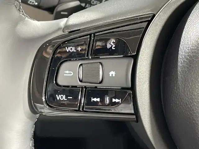 ホンダ ヴェゼル ハイブリッド e:HEV Z PLaYパッケージ 神奈川県 2025(令7)年 0.1千km パールⅡ 登録済未使用車/ホンダセンシング/純正ディスプレイオーディオ/・BT/フルセグTV/AppleCarPlay/AndroidAuto/USB/AM/FM/バックカメラ/電動リアゲート/Qi充電/ハーフレザーシート/シートヒーター(D/N)/革巻きステアリング/ステアリングスイッチ/ステアリングヒーター/Autoライト/パドルシフト/ダウンヒルアシストコントロール/電動パーキングブレーキ/オートホールド/ビルトインETC2.0/クリアランスソナー/LEDヘッドライト/LEDフォグランプ/スマートキー/プッシュスタートボタン/シートリフター/電動格納ミラー/ウィンカーミラー/純正18インチアルミホイール