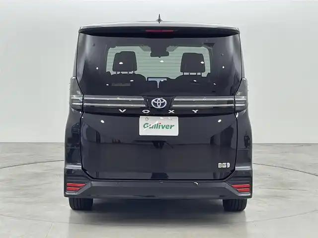 トヨタ ヴォクシー ハイブリッド S－Z 福岡県 2023(令5)年 2万km グリッターブラックガラスフレーク 純正１０．５型ＤＡナビ　/全方位カメラ　/ビルトインＥＴＣ２．０　/トヨタセーフティセンス　/レーダークルーズコントロール　/コーナーセンサー　/衝突軽減ブレーキ　/レーンキープ　/アクセル踏み間違い防止　/ＢＳＭ　/パーキングアシスト　/シートヒーター　/ハーフレザーシート　/両側パワースライドドア　/Wエアコン　/純正アルミホイール