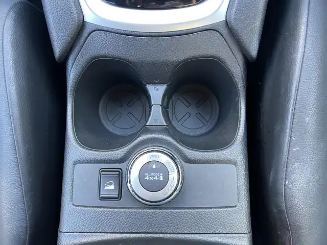 日産 エクストレイル 20Xi 鹿児島県 2018(平30)年 5.3万km ブリリアントシルバー 純正9インチメモリナビ/　・Blu-Ray・DVD・SD・USB・Bluetooth/　・フルセグTV・AppleCarPlay-AndroidAuto/純正1カメラドラレコ（ナビ連動）/アラウンドビューモニター/デジタルインナーミラー/シルバールーフレール/プロパイロット/インテリジェントエマージェンシーブレーキ/パワーバックドア/電動パーキングブレーキ/ETC/前席左右独立オートエアコン/純正LEDヘッドライト/オートライト/ハイビームアシスト/革巻きステアリング/ステアリングリモコン/セルクロス防水シート/純正18インチアルミホイール/アイドリングストップ/純正フロアマット/純正ドアバイザー/電動格納ウインカー付ドアミラー/取扱説明書、保証書/スペアスマートキー×1本