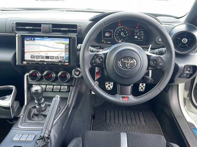 トヨタ ＧＲ８６ RZ 福岡県 2024(令6)年 0.2万km クリスタルホワイトパール ワンオーナー/MT車/メーカーOP/・brembo製キャリパー/・ＳＡＣＨＳ（ＺＦ）アブソーバー/社外9インチナビ/Bluetooth/バックカメラ/CD/DVD再生機能有/ステアリングリモコン/オートクルーズコントロール/ETC/純正フロアマット/純正18インチアルミホイール/スペアキー/前後ドラレコ