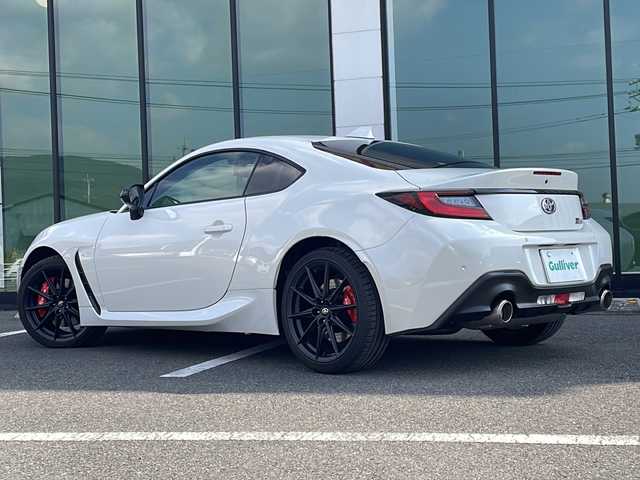 トヨタ ＧＲ８６ RZ 福岡県 2024(令6)年 0.2万km クリスタルホワイトパール ワンオーナー/MT車/メーカーOP/・brembo製キャリパー/・ＳＡＣＨＳ（ＺＦ）アブソーバー/社外9インチナビ/Bluetooth/バックカメラ/CD/DVD再生機能有/ステアリングリモコン/オートクルーズコントロール/ETC/純正フロアマット/純正18インチアルミホイール/スペアキー/前後ドラレコ