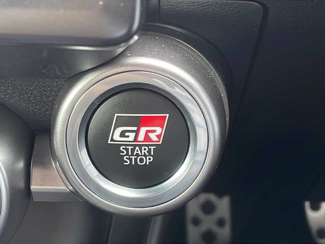 トヨタ ＧＲ８６ RZ 福岡県 2024(令6)年 0.2万km クリスタルホワイトパール ワンオーナー/MT車/メーカーOP/・brembo製キャリパー/・ＳＡＣＨＳ（ＺＦ）アブソーバー/社外9インチナビ/Bluetooth/バックカメラ/CD/DVD再生機能有/ステアリングリモコン/オートクルーズコントロール/ETC/純正フロアマット/純正18インチアルミホイール/スペアキー/前後ドラレコ