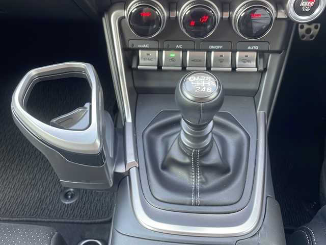 トヨタ ＧＲ８６ RZ 福岡県 2024(令6)年 0.2万km クリスタルホワイトパール ワンオーナー/MT車/メーカーOP/・brembo製キャリパー/・ＳＡＣＨＳ（ＺＦ）アブソーバー/社外9インチナビ/Bluetooth/バックカメラ/CD/DVD再生機能有/ステアリングリモコン/オートクルーズコントロール/ETC/純正フロアマット/純正18インチアルミホイール/スペアキー/前後ドラレコ