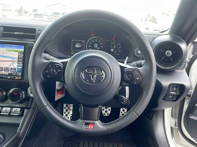 トヨタ ＧＲ８６ RZ 福岡県 2024(令6)年 0.2万km クリスタルホワイトパール ワンオーナー/MT車/メーカーOP/・brembo製キャリパー/・ＳＡＣＨＳ（ＺＦ）アブソーバー/社外9インチナビ/Bluetooth/バックカメラ/CD/DVD再生機能有/ステアリングリモコン/オートクルーズコントロール/ETC/純正フロアマット/純正18インチアルミホイール/スペアキー/前後ドラレコ