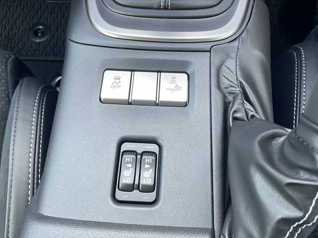 トヨタ ＧＲ８６ RZ 福岡県 2024(令6)年 0.2万km クリスタルホワイトパール ワンオーナー/MT車/メーカーOP/・brembo製キャリパー/・ＳＡＣＨＳ（ＺＦ）アブソーバー/社外9インチナビ/Bluetooth/バックカメラ/CD/DVD再生機能有/ステアリングリモコン/オートクルーズコントロール/ETC/純正フロアマット/純正18インチアルミホイール/スペアキー/前後ドラレコ