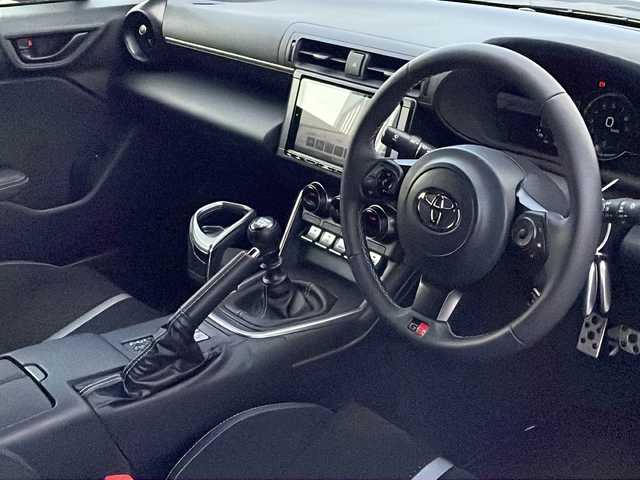 トヨタ ＧＲ８６ RZ 福岡県 2024(令6)年 0.2万km クリスタルホワイトパール ワンオーナー/MT車/メーカーOP/・brembo製キャリパー/・ＳＡＣＨＳ（ＺＦ）アブソーバー/社外9インチナビ/Bluetooth/バックカメラ/CD/DVD再生機能有/ステアリングリモコン/オートクルーズコントロール/ETC/純正フロアマット/純正18インチアルミホイール/スペアキー/前後ドラレコ