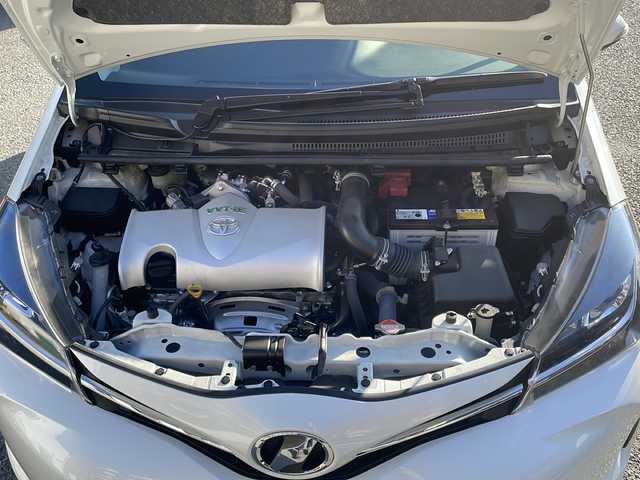 トヨタ ヴィッツ 1.3F LEDエディション 大阪府 2016(平28)年 0.7万km ホワイトパールクリスタルシャイン ワンオーナー/純正SDナビ/・CD/FM/AM/Bluetooth/・フルセグテレビ/ETC/バックカメラ/衝突軽減ブレーキ/盗難防止装置/ステアリングリモコン/LEDヘッドライト/オートライト/スマートキー/プッシュスタート/12V電源/純正フロアマット/取扱説明書/保証書