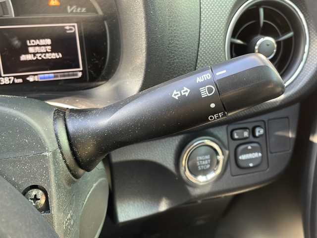 トヨタ ヴィッツ 1.3F LEDエディション 大阪府 2016(平28)年 0.7万km ホワイトパールクリスタルシャイン ワンオーナー/純正SDナビ/・CD/FM/AM/Bluetooth/・フルセグテレビ/ETC/バックカメラ/衝突軽減ブレーキ/盗難防止装置/ステアリングリモコン/LEDヘッドライト/オートライト/スマートキー/プッシュスタート/12V電源/純正フロアマット/取扱説明書/保証書