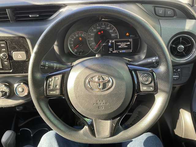 トヨタ ヴィッツ 1.3F LEDエディション 大阪府 2016(平28)年 0.7万km ホワイトパールクリスタルシャイン ワンオーナー/純正SDナビ/・CD/FM/AM/Bluetooth/・フルセグテレビ/ETC/バックカメラ/衝突軽減ブレーキ/盗難防止装置/ステアリングリモコン/LEDヘッドライト/オートライト/スマートキー/プッシュスタート/12V電源/純正フロアマット/取扱説明書/保証書