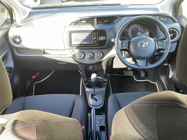 トヨタ ヴィッツ 1.3F LEDエディション 大阪府 2016(平28)年 0.7万km ホワイトパールクリスタルシャイン ワンオーナー/純正SDナビ/・CD/FM/AM/Bluetooth/・フルセグテレビ/ETC/バックカメラ/衝突軽減ブレーキ/盗難防止装置/ステアリングリモコン/LEDヘッドライト/オートライト/スマートキー/プッシュスタート/12V電源/純正フロアマット/取扱説明書/保証書