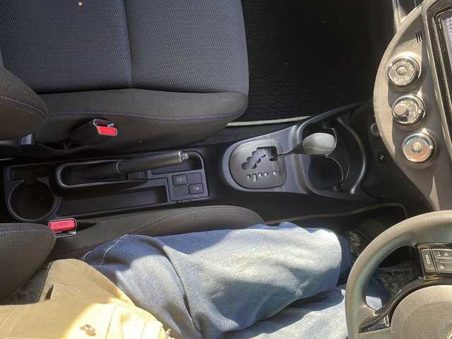 トヨタ ヴィッツ 1.3F LEDエディション 大阪府 2016(平28)年 0.7万km ホワイトパールクリスタルシャイン ワンオーナー/純正SDナビ/・CD/FM/AM/Bluetooth/・フルセグテレビ/ETC/バックカメラ/衝突軽減ブレーキ/盗難防止装置/ステアリングリモコン/LEDヘッドライト/オートライト/スマートキー/プッシュスタート/12V電源/純正フロアマット/取扱説明書/保証書