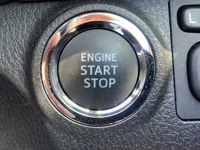 トヨタ ヴィッツ 1.3F LEDエディション 大阪府 2016(平28)年 0.7万km ホワイトパールクリスタルシャイン ワンオーナー/純正SDナビ/・CD/FM/AM/Bluetooth/・フルセグテレビ/ETC/バックカメラ/衝突軽減ブレーキ/盗難防止装置/ステアリングリモコン/LEDヘッドライト/オートライト/スマートキー/プッシュスタート/12V電源/純正フロアマット/取扱説明書/保証書