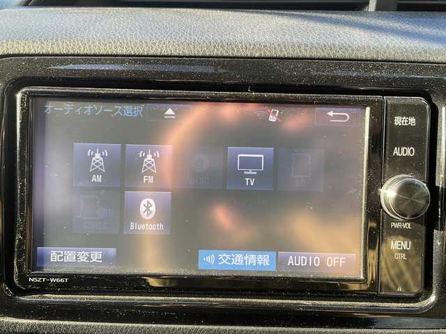 トヨタ ヴィッツ 1.3F LEDエディション 大阪府 2016(平28)年 0.7万km ホワイトパールクリスタルシャイン ワンオーナー/純正SDナビ/・CD/FM/AM/Bluetooth/・フルセグテレビ/ETC/バックカメラ/衝突軽減ブレーキ/盗難防止装置/ステアリングリモコン/LEDヘッドライト/オートライト/スマートキー/プッシュスタート/12V電源/純正フロアマット/取扱説明書/保証書