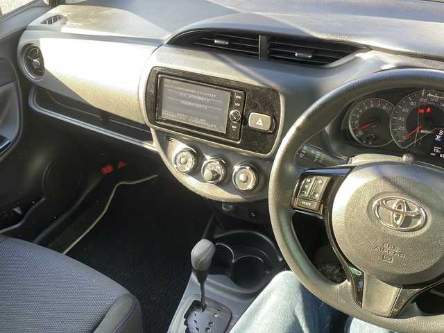 トヨタ ヴィッツ 1.3F LEDエディション 大阪府 2016(平28)年 0.7万km ホワイトパールクリスタルシャイン ワンオーナー/純正SDナビ/・CD/FM/AM/Bluetooth/・フルセグテレビ/ETC/バックカメラ/衝突軽減ブレーキ/盗難防止装置/ステアリングリモコン/LEDヘッドライト/オートライト/スマートキー/プッシュスタート/12V電源/純正フロアマット/取扱説明書/保証書