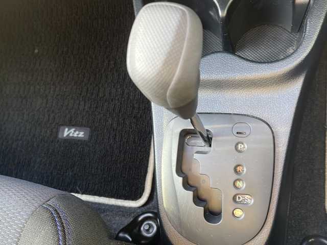 トヨタ ヴィッツ 1.3F LEDエディション 大阪府 2016(平28)年 0.7万km ホワイトパールクリスタルシャイン ワンオーナー/純正SDナビ/・CD/FM/AM/Bluetooth/・フルセグテレビ/ETC/バックカメラ/衝突軽減ブレーキ/盗難防止装置/ステアリングリモコン/LEDヘッドライト/オートライト/スマートキー/プッシュスタート/12V電源/純正フロアマット/取扱説明書/保証書