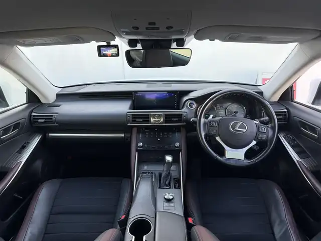 レクサス ＩＳ 300h 愛知県 2017(平29)年 5.4万km ソニッククォーツ /ワンオーナー//純正メモリナビ//AM/FM/CD/DVD/SD/SD REC//フルセグ/BT/USB/AUX//三眼LEDヘッドライト//プリクラッシュセーフティー//レーダークルーズコントロール//レーンディパーチャーアラート//クリアランスソナー//オートヘッドライト//オートハイビーム//オートワイパー//ドラレコ//D・N席パワーシート//D・N席シートヒーター//ステアスイッチ//パドルシフト//オートリトラクタブルウィンカーミラー//プッシュスタート//スペアキー×２（スマート、カード）//取説//ナビ取//保証書