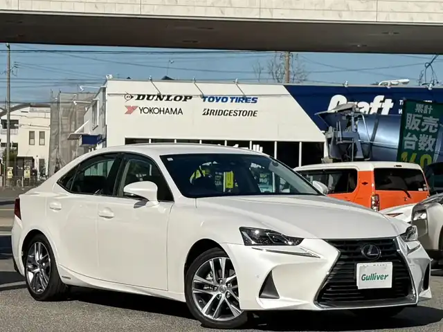 レクサス ＩＳ 300h 愛知県 2017(平29)年 5.4万km ソニッククォーツ /ワンオーナー//純正メモリナビ//AM/FM/CD/DVD/SD/SD REC//フルセグ/BT/USB/AUX//三眼LEDヘッドライト//プリクラッシュセーフティー//レーダークルーズコントロール//レーンディパーチャーアラート//クリアランスソナー//オートヘッドライト//オートハイビーム//オートワイパー//ドラレコ//D・N席パワーシート//D・N席シートヒーター//ステアスイッチ//パドルシフト//オートリトラクタブルウィンカーミラー//プッシュスタート//スペアキー×２（スマート、カード）//取説//ナビ取//保証書