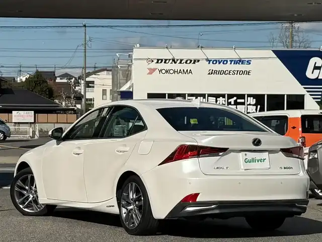 レクサス ＩＳ 300h 愛知県 2017(平29)年 5.4万km ソニッククォーツ /ワンオーナー//純正メモリナビ//AM/FM/CD/DVD/SD/SD REC//フルセグ/BT/USB/AUX//三眼LEDヘッドライト//プリクラッシュセーフティー//レーダークルーズコントロール//レーンディパーチャーアラート//クリアランスソナー//オートヘッドライト//オートハイビーム//オートワイパー//ドラレコ//D・N席パワーシート//D・N席シートヒーター//ステアスイッチ//パドルシフト//オートリトラクタブルウィンカーミラー//プッシュスタート//スペアキー×２（スマート、カード）//取説//ナビ取//保証書