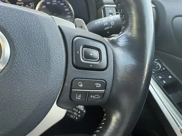 レクサス ＩＳ 300h 愛知県 2017(平29)年 5.4万km ソニッククォーツ /ワンオーナー//純正メモリナビ//AM/FM/CD/DVD/SD/SD REC//フルセグ/BT/USB/AUX//三眼LEDヘッドライト//プリクラッシュセーフティー//レーダークルーズコントロール//レーンディパーチャーアラート//クリアランスソナー//オートヘッドライト//オートハイビーム//オートワイパー//ドラレコ//D・N席パワーシート//D・N席シートヒーター//ステアスイッチ//パドルシフト//オートリトラクタブルウィンカーミラー//プッシュスタート//スペアキー×２（スマート、カード）//取説//ナビ取//保証書