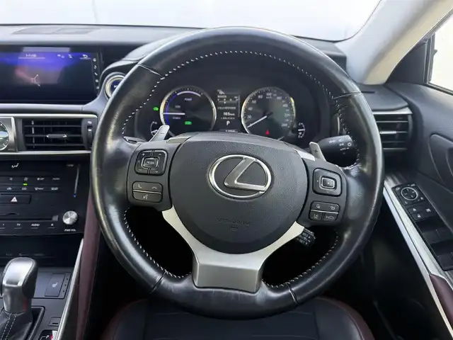 レクサス ＩＳ 300h 愛知県 2017(平29)年 5.4万km ソニッククォーツ /ワンオーナー//純正メモリナビ//AM/FM/CD/DVD/SD/SD REC//フルセグ/BT/USB/AUX//三眼LEDヘッドライト//プリクラッシュセーフティー//レーダークルーズコントロール//レーンディパーチャーアラート//クリアランスソナー//オートヘッドライト//オートハイビーム//オートワイパー//ドラレコ//D・N席パワーシート//D・N席シートヒーター//ステアスイッチ//パドルシフト//オートリトラクタブルウィンカーミラー//プッシュスタート//スペアキー×２（スマート、カード）//取説//ナビ取//保証書