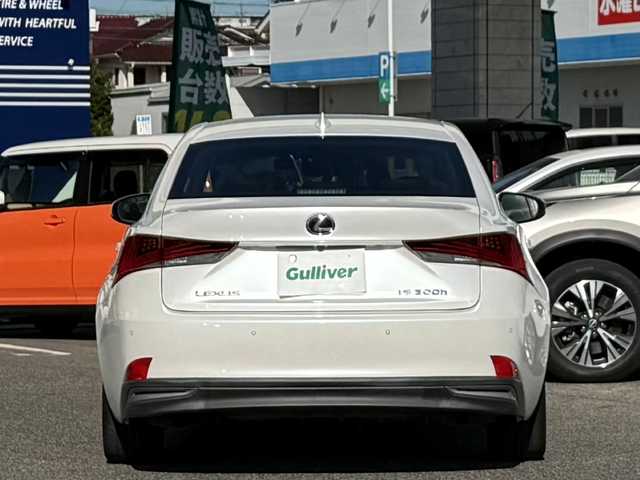 レクサス ＩＳ 300h 愛知県 2017(平29)年 5.4万km ソニッククォーツ /ワンオーナー//純正メモリナビ//AM/FM/CD/DVD/SD/SD REC//フルセグ/BT/USB/AUX//三眼LEDヘッドライト//プリクラッシュセーフティー//レーダークルーズコントロール//レーンディパーチャーアラート//クリアランスソナー//オートヘッドライト//オートハイビーム//オートワイパー//ドラレコ//D・N席パワーシート//D・N席シートヒーター//ステアスイッチ//パドルシフト//オートリトラクタブルウィンカーミラー//プッシュスタート//スペアキー×２（スマート、カード）//取説//ナビ取//保証書