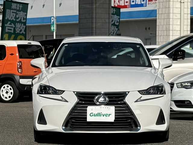 レクサス ＩＳ 300h 愛知県 2017(平29)年 5.4万km ソニッククォーツ /ワンオーナー//純正メモリナビ//AM/FM/CD/DVD/SD/SD REC//フルセグ/BT/USB/AUX//三眼LEDヘッドライト//プリクラッシュセーフティー//レーダークルーズコントロール//レーンディパーチャーアラート//クリアランスソナー//オートヘッドライト//オートハイビーム//オートワイパー//ドラレコ//D・N席パワーシート//D・N席シートヒーター//ステアスイッチ//パドルシフト//オートリトラクタブルウィンカーミラー//プッシュスタート//スペアキー×２（スマート、カード）//取説//ナビ取//保証書