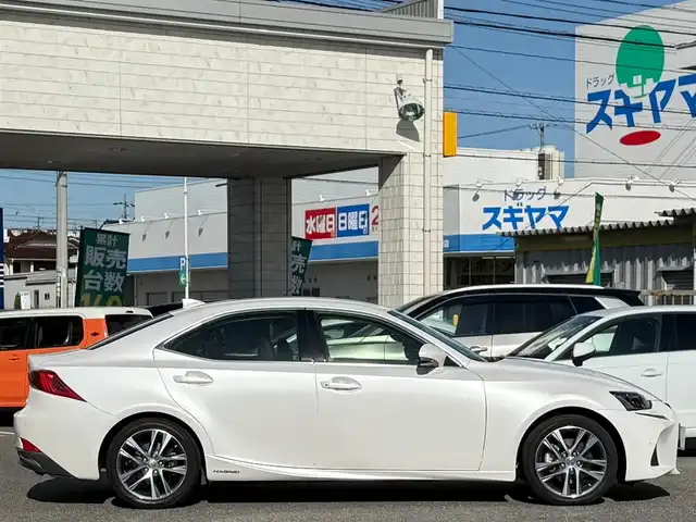 レクサス ＩＳ 300h 愛知県 2017(平29)年 5.4万km ソニッククォーツ /ワンオーナー//純正メモリナビ//AM/FM/CD/DVD/SD/SD REC//フルセグ/BT/USB/AUX//三眼LEDヘッドライト//プリクラッシュセーフティー//レーダークルーズコントロール//レーンディパーチャーアラート//クリアランスソナー//オートヘッドライト//オートハイビーム//オートワイパー//ドラレコ//D・N席パワーシート//D・N席シートヒーター//ステアスイッチ//パドルシフト//オートリトラクタブルウィンカーミラー//プッシュスタート//スペアキー×２（スマート、カード）//取説//ナビ取//保証書