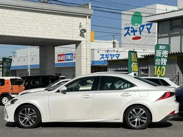 レクサス ＩＳ 300h 愛知県 2017(平29)年 5.4万km ソニッククォーツ /ワンオーナー//純正メモリナビ//AM/FM/CD/DVD/SD/SD REC//フルセグ/BT/USB/AUX//三眼LEDヘッドライト//プリクラッシュセーフティー//レーダークルーズコントロール//レーンディパーチャーアラート//クリアランスソナー//オートヘッドライト//オートハイビーム//オートワイパー//ドラレコ//D・N席パワーシート//D・N席シートヒーター//ステアスイッチ//パドルシフト//オートリトラクタブルウィンカーミラー//プッシュスタート//スペアキー×２（スマート、カード）//取説//ナビ取//保証書