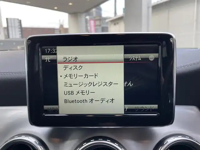 メルセデス・ベンツ ＧＬＡ１８０ 福岡県 2015(平27)年 4.9万km カルサイトホワイト 禁煙車/純正メーカーナビ/【Bluetooth・フルセグTV・DISC】/バックカメラ/純正フロアマット/ESP/衝突防止アシストプラス/アテンションアシスト/ブラインドスポットアシスト/レーンキープアシスト/LEDヘッドライト/レザーシート/前席シートヒーター/前席メモリー付パワーシート/ドライブレコーダー/レーダークルーズコントロール/USB/スマートキー/純正18インチアルミホイール/オートライト/コーナーセンサー/ステアリングリモコン/プッシュスタート/アイドリングストップ/オートエアコン/パワーステアリング/パワーウィンドウ/電動格納ミラー