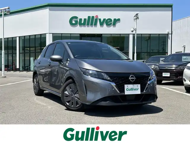日産 ノート X 愛媛県 2022(令4)年 4.5万km ダークメタルグレー 禁煙車/メーカーオプション純正ナビ フルセグ/Bluetooth/HDMI　/全方位カメラ/バックカメラ/デジタルインナーミラー　/ビルトインETC2.0/衝突被害軽減システム/横滑り防止装置/レーンキープアシスト/オートライト/オートマチックハイビーム/エンジンスタートボタン/スマートキー/ワイヤレス充電/純正フロアマット