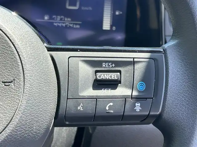 日産 ノート X 愛媛県 2022(令4)年 4.5万km ダークメタルグレー 禁煙車/メーカーオプション純正ナビ フルセグ/Bluetooth/HDMI　/全方位カメラ/バックカメラ/デジタルインナーミラー　/ビルトインETC2.0/衝突被害軽減システム/横滑り防止装置/レーンキープアシスト/オートライト/オートマチックハイビーム/エンジンスタートボタン/スマートキー/ワイヤレス充電/純正フロアマット