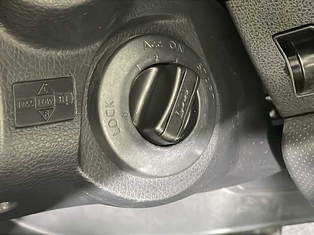 日産 ウイングロード 15M Vリミテッド 沖縄県 2017(平29)年 5.2万km ホワイトパール 禁煙車　/純正ナビ　【MJ116D-A】/　Ｂｌｕｅｔｏｏｔｈ　フルセグ　ＣＤ　/バックカメラ　/ＥＴＣ　/スマートキー　/オートライト　/キセノンライト　/純正フロアマット　/ドアバイザー　/スペアキー