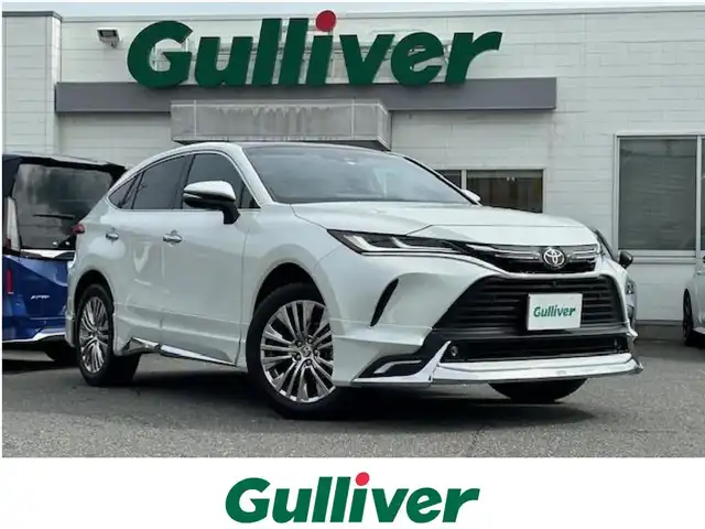 トヨタ ハリアー Z 三重県 2023(令5)年 1.3万km プラチナホワイトパールマイカ メーカーオプション/・調光パノラマルーフ/・パノラミックビューモニター/セーフティセンス/・プリクラッシュセーフティ/・レーントレーシングアシスト/・レーダークルーズコントロール/・アダプティブハイビームアシスト/・ロードサインアシスト/・カーブ速度抑制機能/・ドライバー異常時対応システム/・横断歩行者検知機能/・低速時加速抑制機能/・緊急時操舵支援/ブラインドスポットモニター/パーキングサポートブレーキ/モデリスタエアロ/JBLプレミアムサウンドシステム/純正12.3型ナビ/フルセグTV/【Bluetooth/USB/Miracast】/ビルトインETC2.0/カラーヘッドアップディスプレイ/パワーバックドア/ハーフレザーシート/D席パワーシート/オートライト/プロジェクター式LEDヘッドランプ/デイタイムランニングランプ/LEDフロントフォグランプ/225/55R純正19インチAW/プッシュスタート/スマートキー/スペアキー/フロアマット