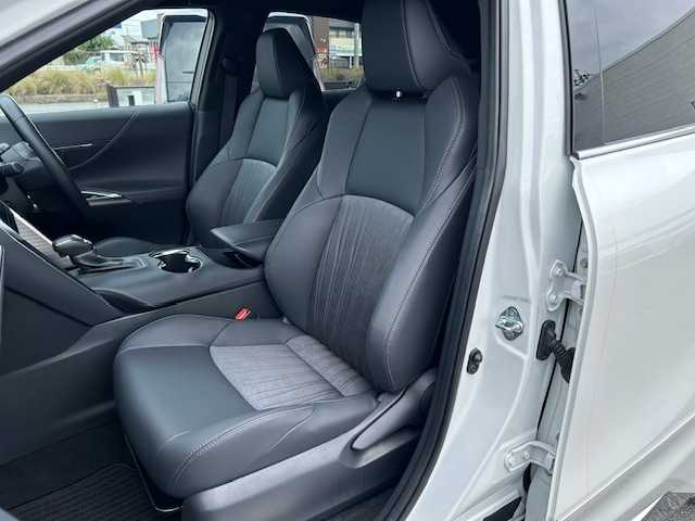トヨタ ハリアー Z 三重県 2023(令5)年 1.3万km プラチナホワイトパールマイカ メーカーオプション/・調光パノラマルーフ/・パノラミックビューモニター/セーフティセンス/・プリクラッシュセーフティ/・レーントレーシングアシスト/・レーダークルーズコントロール/・アダプティブハイビームアシスト/・ロードサインアシスト/・カーブ速度抑制機能/・ドライバー異常時対応システム/・横断歩行者検知機能/・低速時加速抑制機能/・緊急時操舵支援/ブラインドスポットモニター/パーキングサポートブレーキ/モデリスタエアロ/JBLプレミアムサウンドシステム/純正12.3型ナビ/フルセグTV/【Bluetooth/USB/Miracast】/ビルトインETC2.0/カラーヘッドアップディスプレイ/パワーバックドア/ハーフレザーシート/D席パワーシート/オートライト/プロジェクター式LEDヘッドランプ/デイタイムランニングランプ/LEDフロントフォグランプ/225/55R純正19インチAW/プッシュスタート/スマートキー/スペアキー/フロアマット