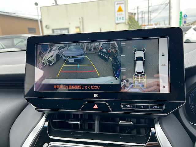 トヨタ ハリアー Z 三重県 2023(令5)年 1.3万km プラチナホワイトパールマイカ メーカーオプション/・調光パノラマルーフ/・パノラミックビューモニター/セーフティセンス/・プリクラッシュセーフティ/・レーントレーシングアシスト/・レーダークルーズコントロール/・アダプティブハイビームアシスト/・ロードサインアシスト/・カーブ速度抑制機能/・ドライバー異常時対応システム/・横断歩行者検知機能/・低速時加速抑制機能/・緊急時操舵支援/ブラインドスポットモニター/パーキングサポートブレーキ/モデリスタエアロ/JBLプレミアムサウンドシステム/純正12.3型ナビ/フルセグTV/【Bluetooth/USB/Miracast】/ビルトインETC2.0/カラーヘッドアップディスプレイ/パワーバックドア/ハーフレザーシート/D席パワーシート/オートライト/プロジェクター式LEDヘッドランプ/デイタイムランニングランプ/LEDフロントフォグランプ/225/55R純正19インチAW/プッシュスタート/スマートキー/スペアキー/フロアマット