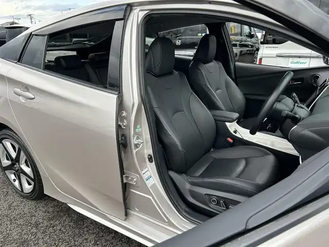 トヨタ プリウス A プレミアム　ツーリングセレ 宮城県 2016(平28)年 6万km スティールブロンドM 寒冷地仕様/・デアイサー/・リアフォグランプ/＝＝＝/エアロ（F/S/R）/セーフティセンス/・プリクラッシュセーフティ/・レーンディパーチャーアラート/・オートマチックハイビーム/・レーダークルーズコントロール/ブラインドスポットモニター/インテリジェントクリアランスソナー/シンプルインテリジェントパーキングアシスト/ヘッドアップディスプレイ/純正9インチナビ（DSZT-YC4T）/・CD/DVD/・Bluetooth/・フルセグTV/バックカメラ/ビルトインETC/ドライブレコーダー/AC100V/1500W/本革シート/シートヒーター/運転席パワーシート/革巻きステアリング/ステアリングスイッチ/LEDヘッドランプ/フォグランプ/オートライト/スマートキー＆プッシュスタート/電動格納ミラー/純正17インチAW/純正フロアマット/純正ドアバイザー/トノカバー/W/サイド/カーテンエアバッグ