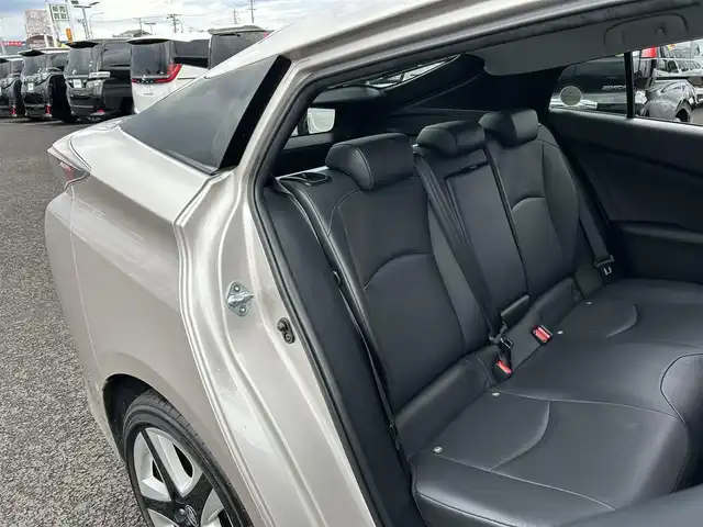 トヨタ プリウス A プレミアム　ツーリングセレ 宮城県 2016(平28)年 6万km スティールブロンドM 寒冷地仕様/・デアイサー/・リアフォグランプ/＝＝＝/エアロ（F/S/R）/セーフティセンス/・プリクラッシュセーフティ/・レーンディパーチャーアラート/・オートマチックハイビーム/・レーダークルーズコントロール/ブラインドスポットモニター/インテリジェントクリアランスソナー/シンプルインテリジェントパーキングアシスト/ヘッドアップディスプレイ/純正9インチナビ（DSZT-YC4T）/・CD/DVD/・Bluetooth/・フルセグTV/バックカメラ/ビルトインETC/ドライブレコーダー/AC100V/1500W/本革シート/シートヒーター/運転席パワーシート/革巻きステアリング/ステアリングスイッチ/LEDヘッドランプ/フォグランプ/オートライト/スマートキー＆プッシュスタート/電動格納ミラー/純正17インチAW/純正フロアマット/純正ドアバイザー/トノカバー/W/サイド/カーテンエアバッグ