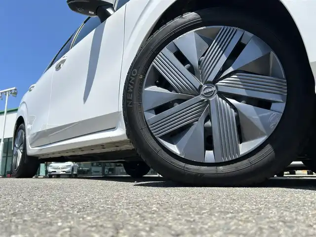 日産 ノート X 愛媛県 2022(令4)年 4.6万km ピュアホワイトパール 禁煙車/登録時走行距離：46013km/メーカーOP純正ナビ/フルセグTV/Bluetooth/全方位カメラ/デジタルインナーミラー/ビルトインETC/衝突軽減システム/横滑り防止装置/レーンキープアシスト/レーダークルーズコントロール/エンジンスタートボタン/スマートキー/純正フロアマット/BSM/ワイヤレス充電