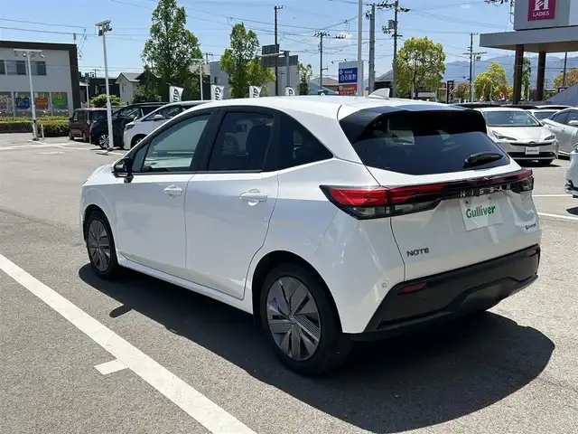 日産 ノート X 愛媛県 2022(令4)年 4.6万km ピュアホワイトパール 禁煙車/登録時走行距離：46013km/メーカーOP純正ナビ/フルセグTV/Bluetooth/全方位カメラ/デジタルインナーミラー/ビルトインETC/衝突軽減システム/横滑り防止装置/レーンキープアシスト/レーダークルーズコントロール/エンジンスタートボタン/スマートキー/純正フロアマット/BSM/ワイヤレス充電
