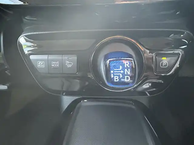 トヨタ プリウス A ツーリングセレクション 徳島県 2019(平31)年 8.5万km ホワイトパールクリスタルシャイン 純正9インチSDナビ NSZT-Y68T/(AM/FM/BT/SD/DISC/フルセグ)/ドライブレコーダー　DRT-H68A/ビルトインETC/バックカメラ/クルーズコントロール/前席シートヒーター/前席エアーシート/コーナーセンサー/ブラインドスポットモニター/アドバンストパーク/パーキングサポートブレーキ/純正ドアバイザー/EV MODE/DRIVE MODE/LEDヘッドライト/純正フロアマット/取扱説明書