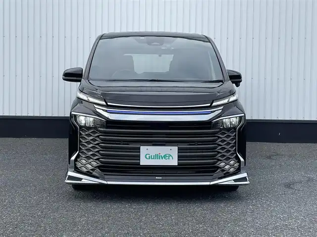 トヨタ ヴォクシー ハイブリッド S－Z 千葉県 2022(令4)年 2.1万km アティチュードブラックマイカ 純正8インチディスプレイオーディオ/(BT FM AM)/モデリスタエアロ/前後ドライブレコーダー/バックカメラ/衝突被害軽減システム/車線逸脱警報/クルーズコントロール/ハーフレザーシート/両側パワースライドドア/横滑り防止装置/ビルトインETC2.0/アイドリングストップ/LEDヘッドライト/フォグランプ/オートライト/ウィンカーミラー/電動格納ミラー/純正17インチAW/シートヒーター/シートリフター/プッシュスタート/スマートキー/フロアマット/ドアバイザー/保証書