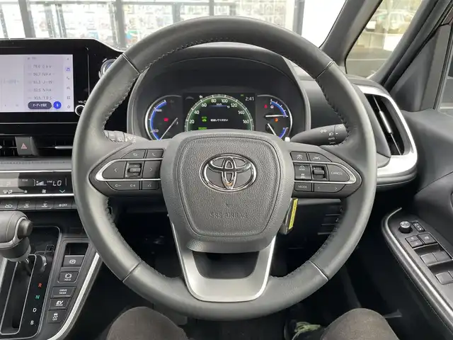 トヨタ ヴォクシー ハイブリッド S－Z 千葉県 2022(令4)年 2.1万km アティチュードブラックマイカ 純正8インチディスプレイオーディオ/(BT FM AM)/モデリスタエアロ/前後ドライブレコーダー/バックカメラ/衝突被害軽減システム/車線逸脱警報/クルーズコントロール/ハーフレザーシート/両側パワースライドドア/横滑り防止装置/ビルトインETC2.0/アイドリングストップ/LEDヘッドライト/フォグランプ/オートライト/ウィンカーミラー/電動格納ミラー/純正17インチAW/シートヒーター/シートリフター/プッシュスタート/スマートキー/フロアマット/ドアバイザー/保証書