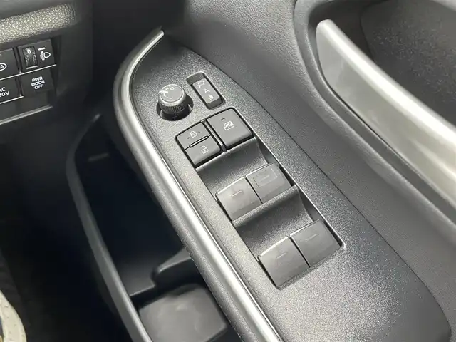 トヨタ ヴォクシー ハイブリッド S－Z 千葉県 2022(令4)年 2.1万km アティチュードブラックマイカ 純正8インチディスプレイオーディオ/(BT FM AM)/モデリスタエアロ/前後ドライブレコーダー/バックカメラ/衝突被害軽減システム/車線逸脱警報/クルーズコントロール/ハーフレザーシート/両側パワースライドドア/横滑り防止装置/ビルトインETC2.0/アイドリングストップ/LEDヘッドライト/フォグランプ/オートライト/ウィンカーミラー/電動格納ミラー/純正17インチAW/シートヒーター/シートリフター/プッシュスタート/スマートキー/フロアマット/ドアバイザー/保証書