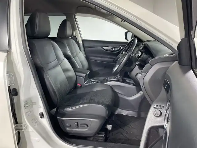 日産 エクストレイル 20Xi Vセレクション 神奈川県 2020(令2)年 4.4万km ブリリアントホワイトパール ・純正ナビ /＜BT/フルセグ/CD/DVD＞/・プロパイロット/・インテリジェントルームミラー/・ETC/・電動サイドブレーキ/・オートホールド/・MTモード/・4WD/・USB/AUX/・ダウンヒルアシストコントロール/・パワーシート（運転席/助手席）/・シートヒーター（運転席/助手席）/・パワーバックドア/・アイドリングストップ/・ECOモード/・レベライザー/・横滑り防止装置/・ミラーヒーター/・オートライト/・インテリジェントキー/・スペアキー/・プッシュスタート/・革巻きステアリング/・電動格納ミラー/・ウィンカーミラー/・LEDヘッドランプ/LEDフォグ/・ルーフレール/・純正１８インチアルミホイール/・純正バイザー/・スペアタイヤ