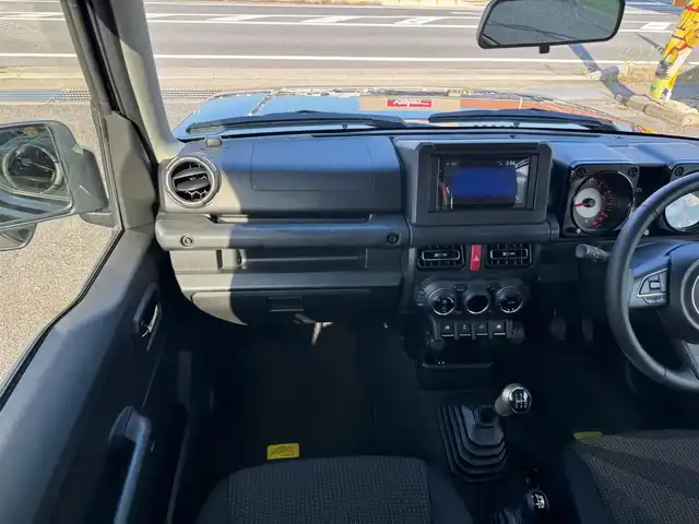 スズキ ジムニー シエラ JC 滋賀県 2023(令5)年 0.9万km ブルーイッシュブラックパール3 ワンオーナー/カロッツェリアディスプレイオーディオ/　Bluetooth FM AM/バックカメラ/デュアルセンサーブレーキサポート/誤発進抑制機能/車線逸脱警報機能/ふらつき警報機能/ハイビームアシスト/先行車発進お知らせ機能/標識認識機能/エマージェンシーストップシグナル/オートライトシステム/ライト自動消灯システム/ヒーテッドドアミラー/純正LEDヘッドライト/純正16インチアルミ/純正フロアマット/スマートキー×2/プッシュスタート/